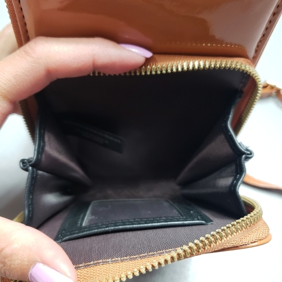 brown faux leather crossbody bag with 2 pockets and a phone pocket - Picture 6 of 12